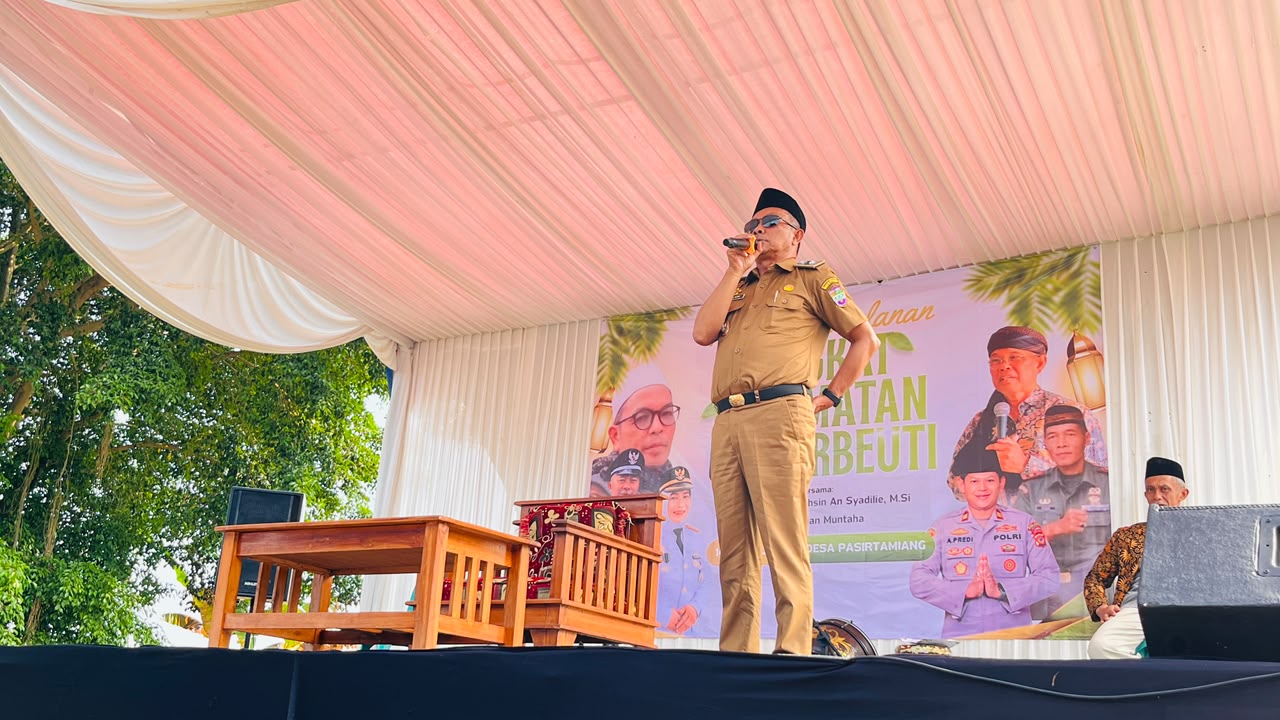 Ribuan Jamaah Padati Lapang Ra...